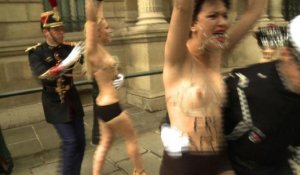Des Femen manifestent seins nus devant l'Elysée