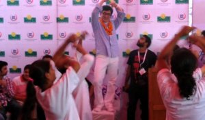 Jackie Chan danse avec des jeunes indiens