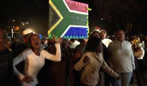 Afrique du Sud: prières devant l'hôpital où est soigné Mandela