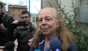 La grand-mère sur une grue à Privas est descendue