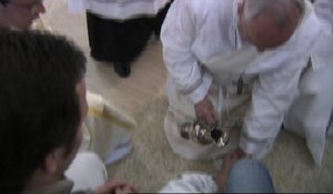 Le pape François lave les pieds de douze détenus