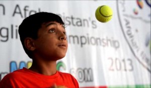 Afghanistan: des enfants goûtent au bonheur de jongler