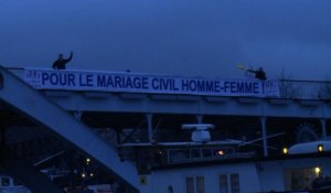 Les anti-mariage homo s'affichent sur les ponts de Paris