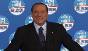 Berlusconi galvanise ses troupes au cours d'un meeting à Rome