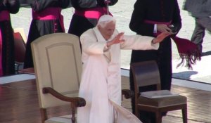 Le pape Benoît XVI acclamé par la foule pour son ultime audience