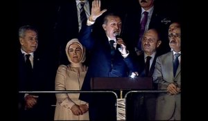 Turquie: Erdogan ovationné par ses partisans