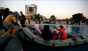 Des irakiens s'amusent dans un parc d'attractions à Bagdad