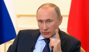 Poutine dénonce "une prise de pouvoir par les armes" à Kiev
