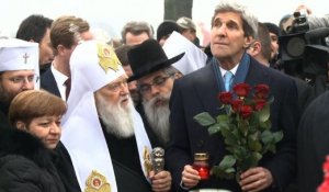 Ukraine: Kerry se recueille à Kiev pour les victimes du Maidan