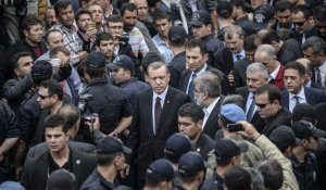Des centaines de mineurs turcs toujours bloqués, le Premier ministre chahuté