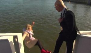 Pays-Bas : une journaliste tombe à l'eau - ZAPPING ACTU DU 10/04/2014