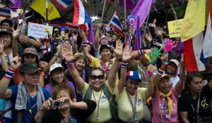En Thaïlande, les chemises jaunes reprennent espoir