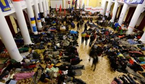 Les protestataires anti-gouvernement évacuent la mairie de Kiev