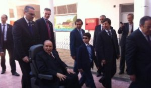 En direct : le président sortant Bouteflika a voté en fauteuil roulant