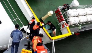 Ferry coréen: une vidéo montre le capitaine quittant le bateau