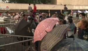 Hong Kong: la police a commencé à démanteler les barricades