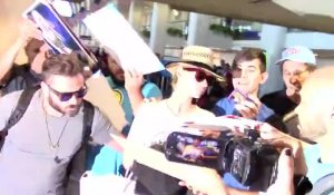 Iggy Azalea est entourée par des fans à l'aéroport de Los Angeles