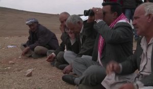 Rassemblement pour observer Kobané depuis la frontière turque