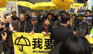 Hong Kong: des députés pro-démocratie se rendent à la police
