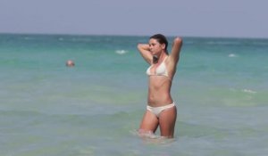 La surfeuse Anastasia Ashley en bikini blanc