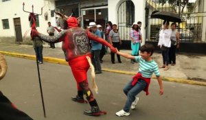 D'inquiétants diables rouges en Equateur pour célébrer Pâques