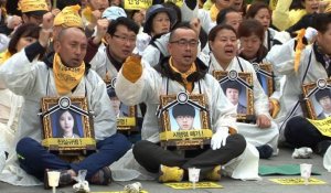 Ferry naufragé en Corée du Sud: les familles manifestent