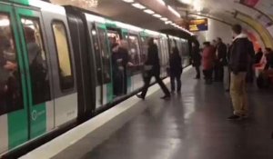 Victime du racisme des fans de Chelsea, le passager du métro parisien porte plainte