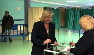 Départementales: vote de Marine Le Pen et Marion Maréchal-Le Pen