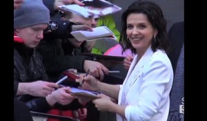 Vidéo : Juliette Binoche foule le tapis rouge à l'ouverture de la Berlinale