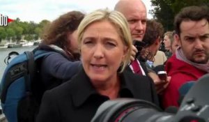 Marine Le Pen jette l'Euro à la Seine