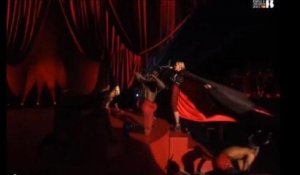 Madonna chute violemment sur scène - ZAPPING PEOPLE DU 26/02/2015