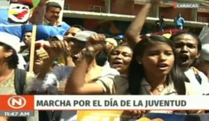 Les partisans de Maduro manifestent à la journée de la jeunesse