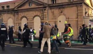 Gilets jaunes à Marseille : en queue de cortège, les forces de l'ordre profitent des tambours