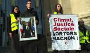 Climat: des activistes décrochent un portrait de Macron