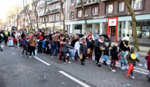 Calais: des centaines d'enfants défilent pour carnaval