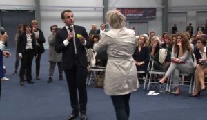 Macron pris à partie par une femme "gilet jaune" en Gironde