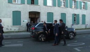 Macron en visite surprise dans un centre social à Bordeaux