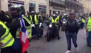 Avignon : les gilets jaunes protestent en faisant vrombir les moteurs des motos