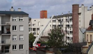 Les pompiers sécurisent un toit à Reims
