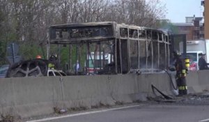 Milan/incendie: images de la carcasse du bus