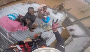 Des Mozambicains secourus par les airs après le cyclone Idai
