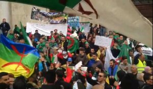 Les Algériens restent mobilisés un mois après