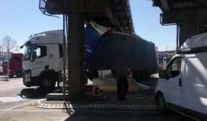 Marseille : un camion s'est encastré sous la passerelle Rabatau