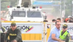 Un blindé militaire vénézuélien fonce sur un poste frontière