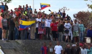 Pro et anti-Maduro face à face à la frontière