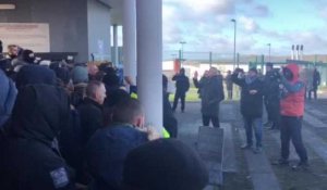 Blocage de la prison d'Alençon - Condé-sur-Sarthe : les surveillants chantent un joyeux anniversaire à Yannick, l'un de leurs collègues blessés