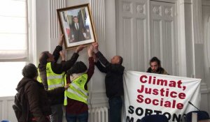 Ancenis. Les militants écologistes d'ANV cop 21 décrochent le portrait d'Emmanuel Macron