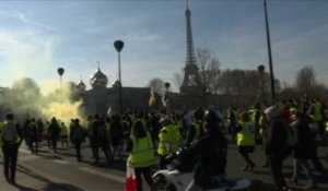 Les "gilets jaunes" marchent vers la Tour Eiffel