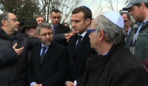 En Alsace, Macron se recueille dans le cimetière juif profané