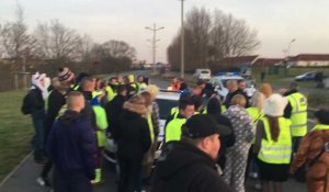 Les gilets jaunes tentent d'empêcher l'arrestation d'un des leurs à Calais
